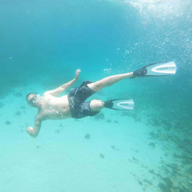 A diver with a NEPTUNE Shorts M90 Grey from TAC-UP GEAR under the sea