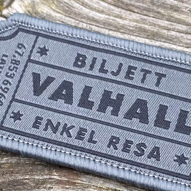 Närbild på en Biljett Valhall Grå