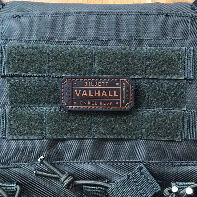 En Biljett Valhall Läder Patch monterad på stridsväst.