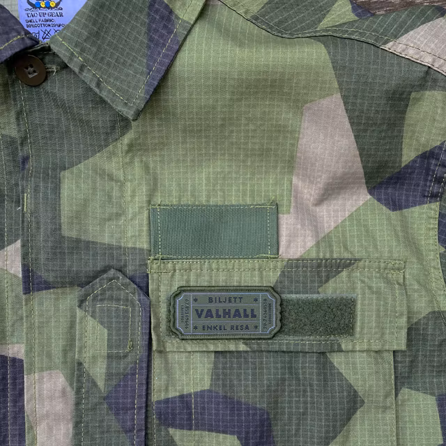 En Biljett Valhall Militärgrön med kardborre på en M90 shirt
