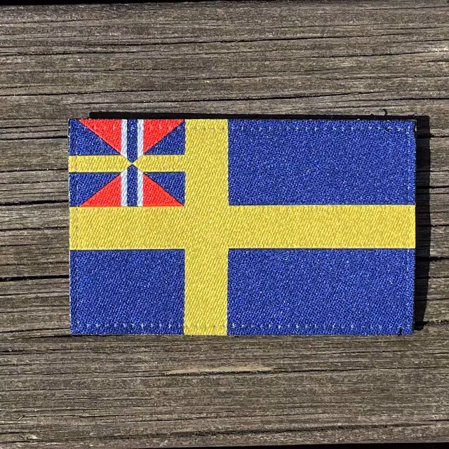 Sveriges handelsflagga 1844–1905 från TAC-UP GEAR liggandes på brädor