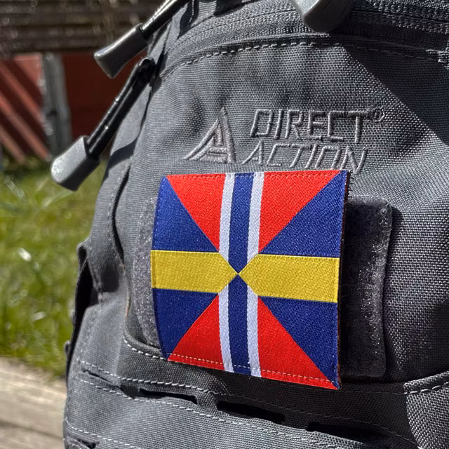 Ett Unionsmärket - Sillsalladen från TAC-UP GEAR sett från sidan på en grå ryggsäck