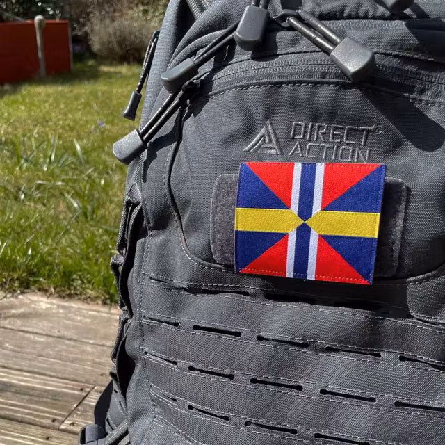 Ett Unionsmärket - Sillsalladen från TAC-UP GEAR på en grå ryggsäck