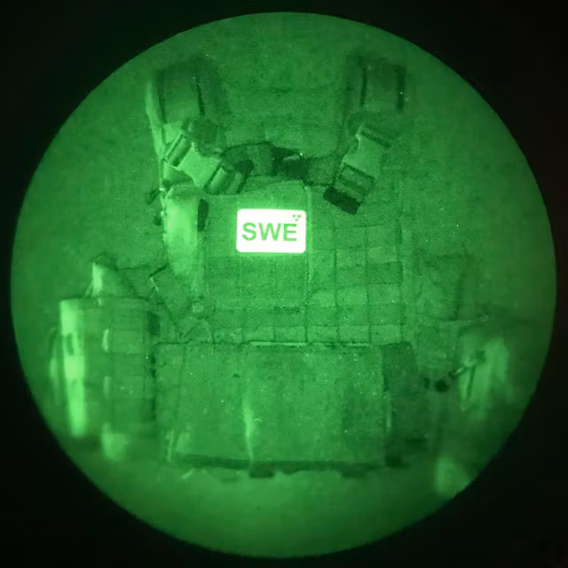 IR - SWE Flagga Dual IFF Grön/Svart märke på stridsväst fotad med IR instrument