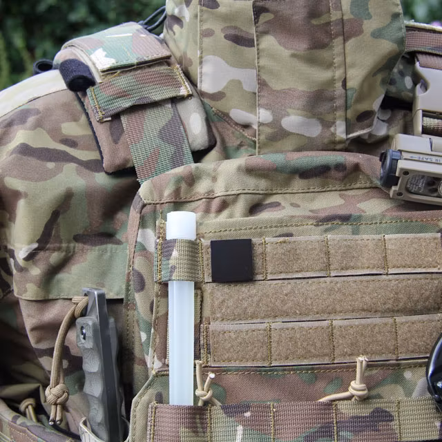 Ett IR Black IFF Square PRO märke fastsatt på en stridsväst i multicam.