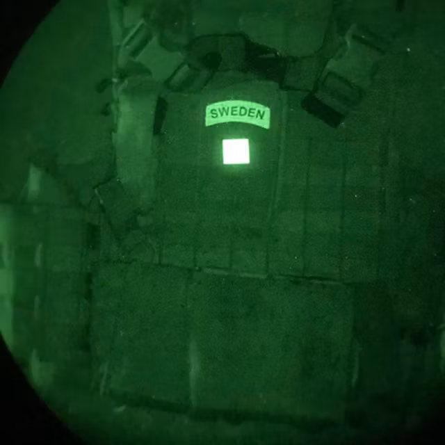 IR - Black IFF Square PRO på en stridsväst fotad genom IR instrument