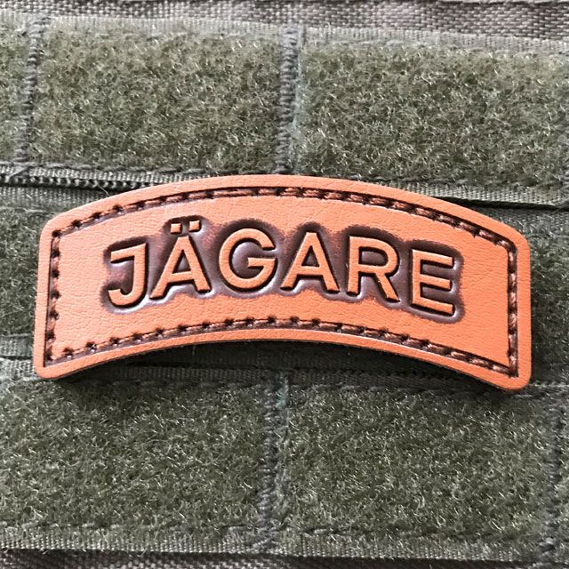 Ett JÄGARE Leather Hook Patch märke i finaste läder monterat på en plate carrier.
