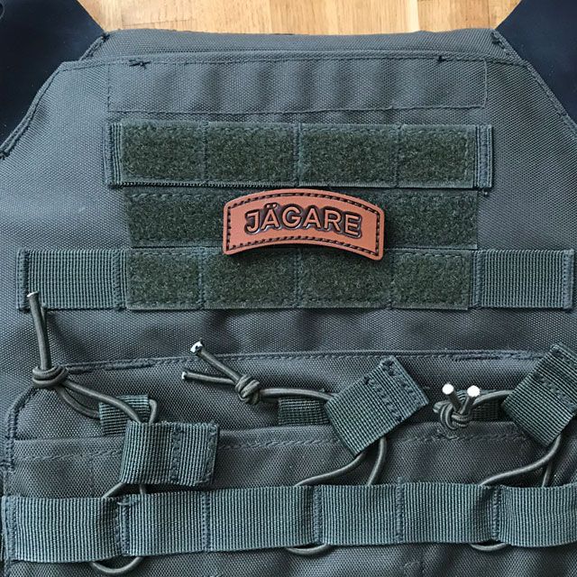 En JÄGARE Leather Hook Patch i finaste läder monterad på en stridsväst.