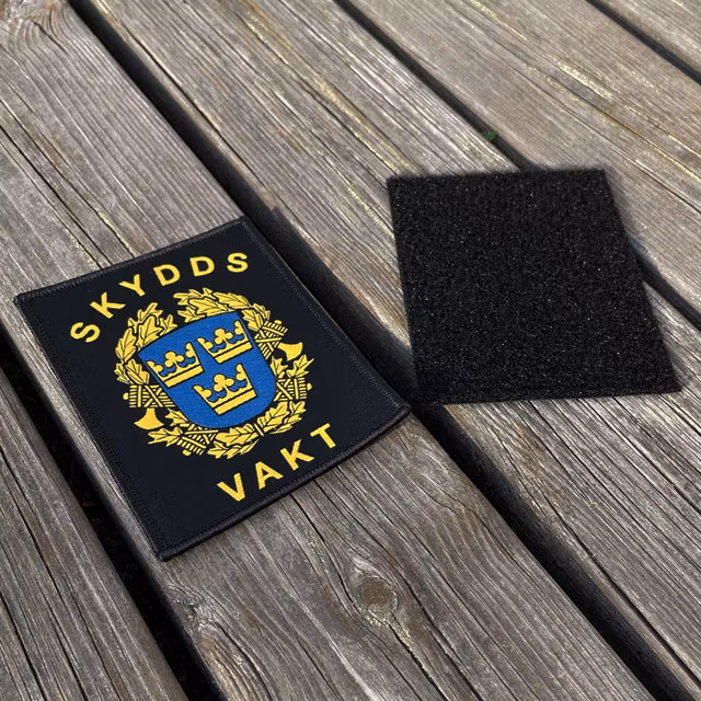 Skyddsvakt tygmärke kardborre från TAC-UP GEAR med lös motsvarande bit kardborre sedd från en vinkel
