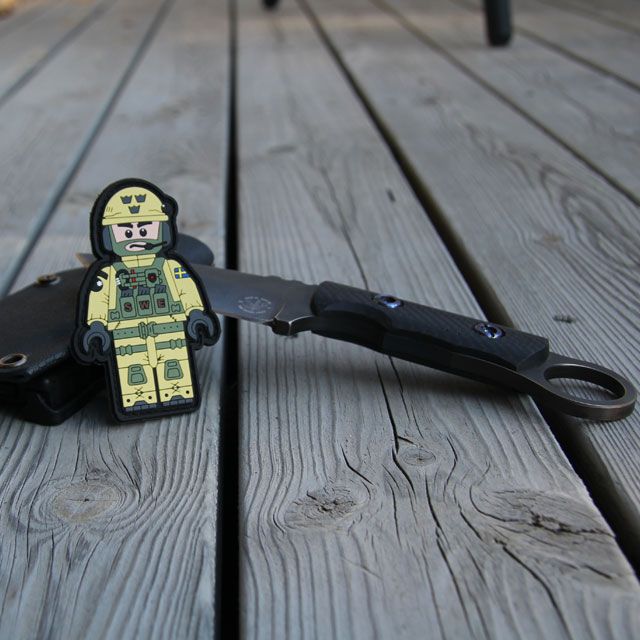 Showing knife and a SWE SOG PVC Figur Patch.