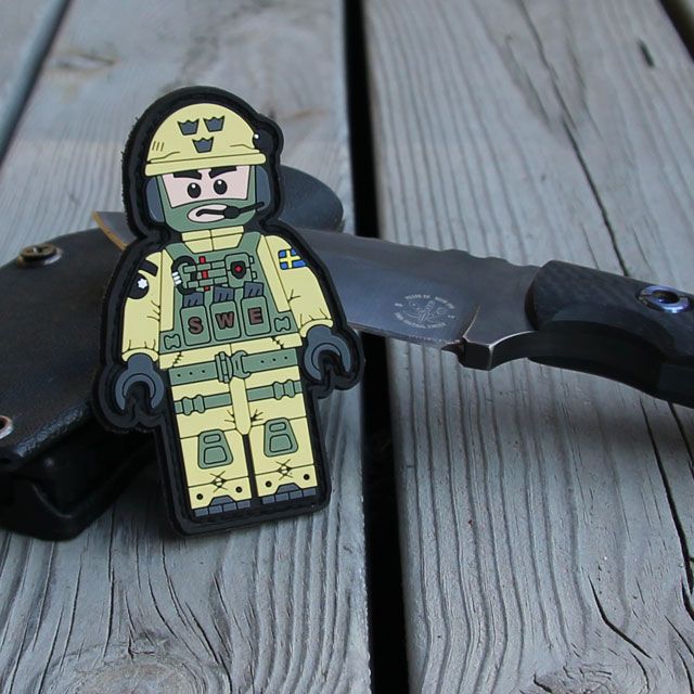 Showing knife and a SWE SOG PVC Figur Patch.