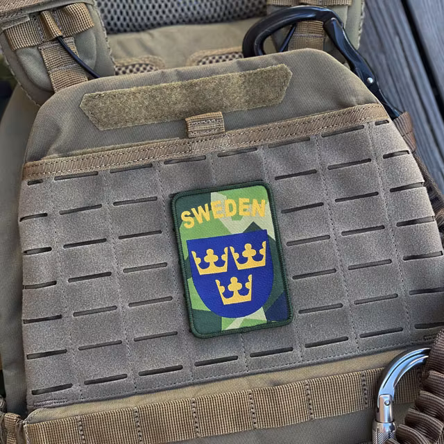 A Sweden Hook Patch M90 from TAC-UP GEAR seen from an angle mounted on 5.11 plate carrier