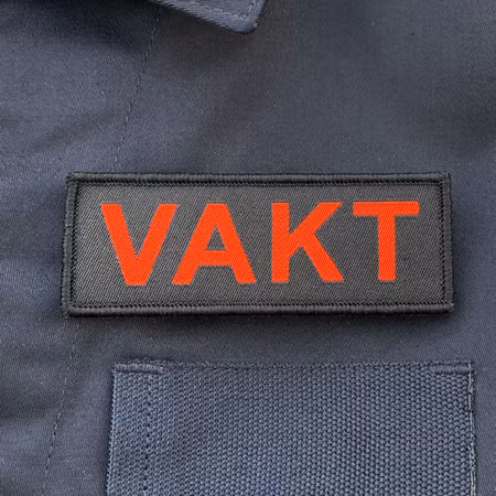 VAKT Bröstmärke med Kardborre – Röd