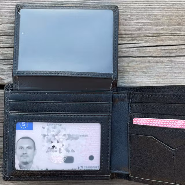 En Plånbok Svart Läder från TAC-UP GEAR visar facket för körkort