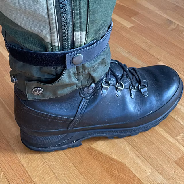 En sidobild av att Reflexband Ankel Taktiskt Svart från TAC-UP GEAR fäst runt ankeln