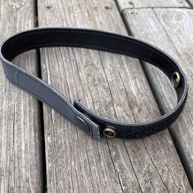 Reflexband Ankel Taktiskt Svart från TAC-UP GEAR ihopknäppt på trägolv sedd lite från sidan