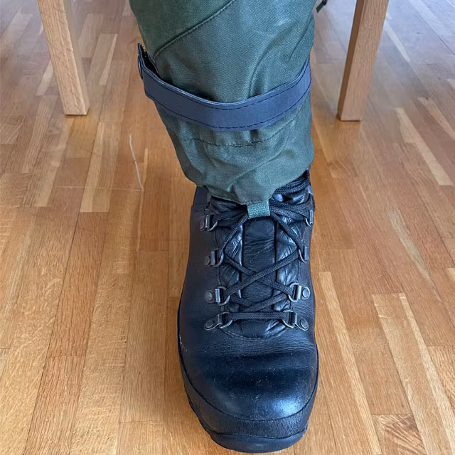Sedd framifrån ett Reflexband Ankel Taktiskt Svart från TAC-UP GEAR fäst runt ankeln