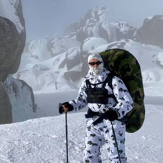 Rucksack Cover M90 on model