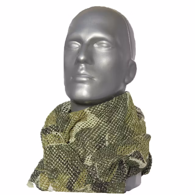 Mannequin wearing a Scrim Scarf M90 as neckscarf.