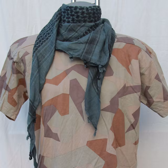 Shemagh BlueGrey/Black NAVY worn together with a M90K desert t-shirt.