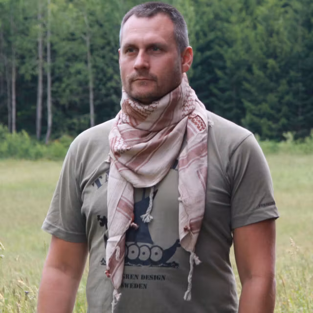 Using the Shemagh Light Khaki/Brown in green Swedish summer product picture.