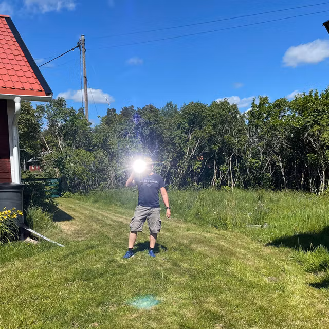 En Signalspegel Självlysande från TAC-UP GEAR med snöre och visselpipa med solkatt