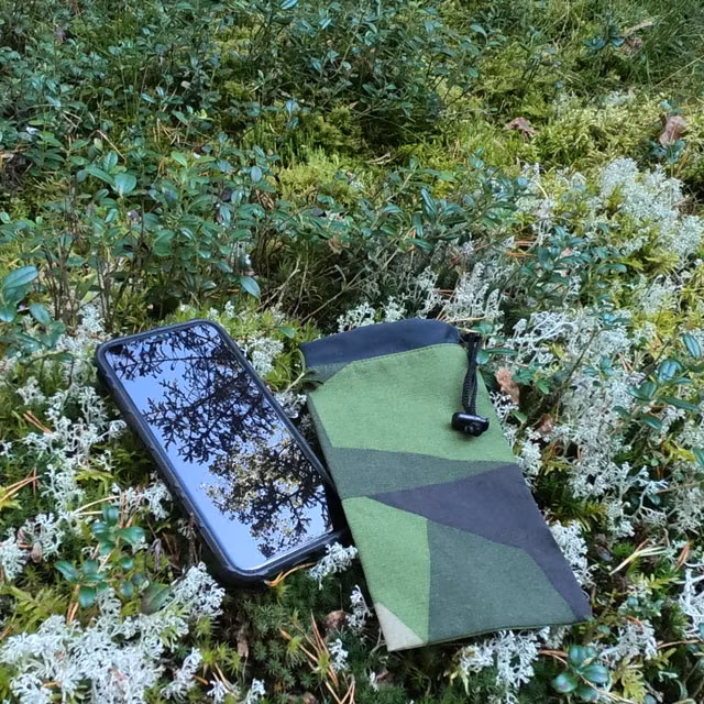 A Smartphone Bag M90 and a Iphone XS on the Swedish forest floor!