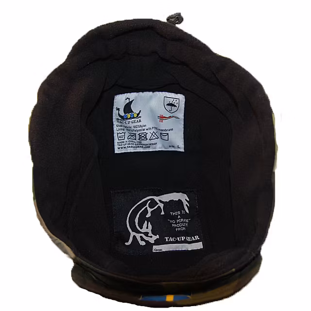 Micro fleece lining in black color with labels inside a Thermal Cap M90.