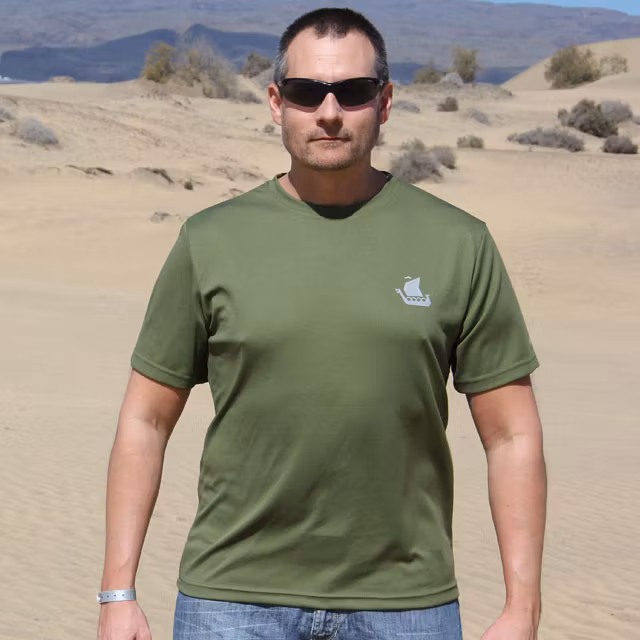 Desert background on a frontal picture of a Training T-Shirt Green.