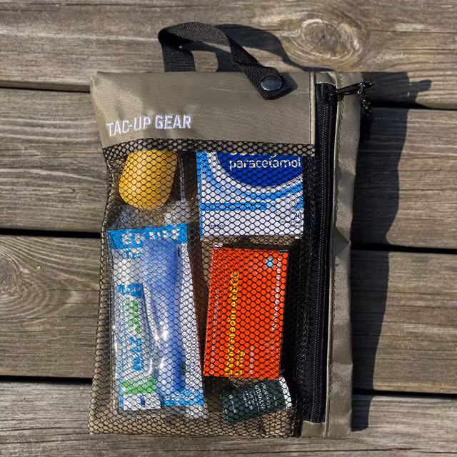 Seen from the front a filled Zipper Net Pouch Khaki from TAC-UP GEAR