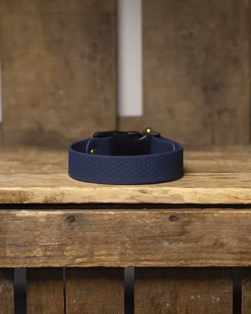 Halsband, halvstryp med knäppe, i HEXA - 25mm