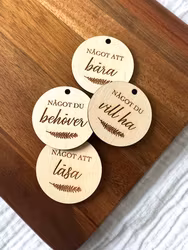 Julklappsetiketter 4 st runda - Behöver, vill ha, läsa, bära