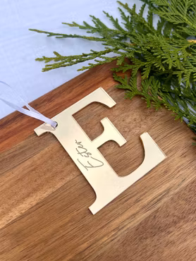 Julgransdekoration - Bokstav med graverat namn