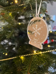 Julgranshänge - Graverad snöglob / Min första jul