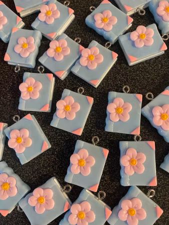 BERLOCK BLÅ BOK MED BLOMMA