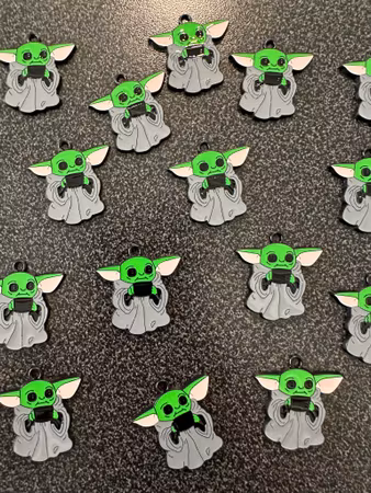 BERLOCK BABY YODA GRÅ