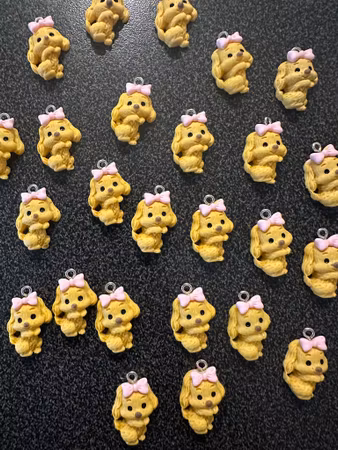 BERLOCK LITEN SÖT HUND MED ROSA ROSETT