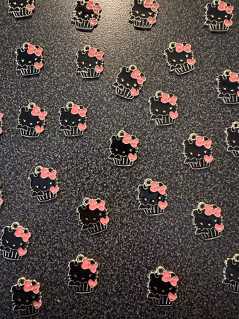 BERLOCK HELLO KITTY MUFFINS SVART