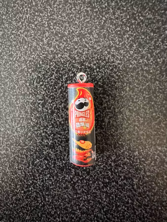 BERLOCK SVART PRINGLES CHIPS