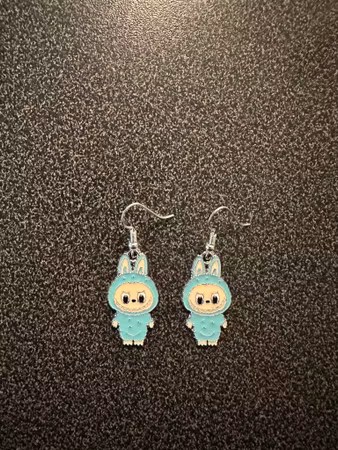 ÖRHÄNGEN MED LABUBU BABYBLÅ