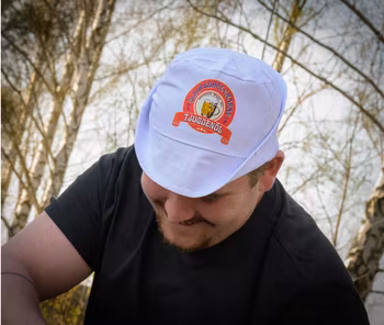 Vit Solhatt med logga