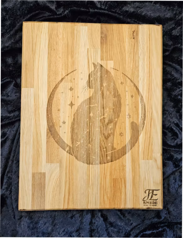 Skärbräda i ek med kattmotiv.