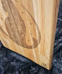 Skärbräda i ek med kattmotiv.