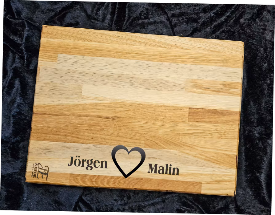 Skärbräda i ek till kärleksparet