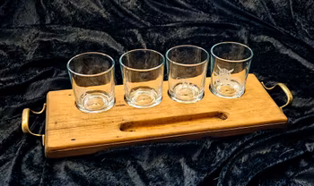 Serveringsbricka med 4 graverade glas