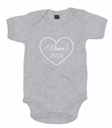 Kortärmad Body Med Valfritt Namn & år med hjärta