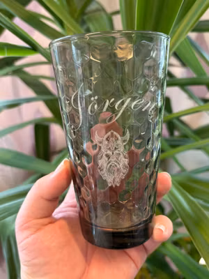 Graverat tonat glas – valfri text eller logotyp