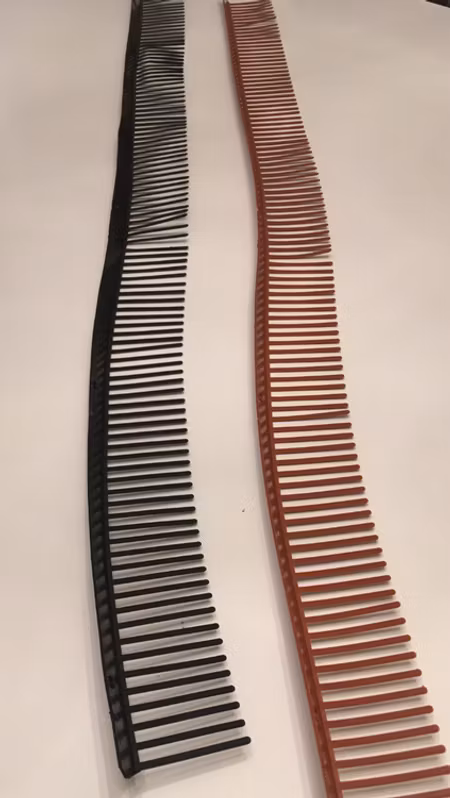 Fågelband 1 meter svart eller tegelröd. 55 mm
