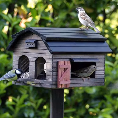 fågelmatare foderlada med flera fack svensk wildlife garden för taklbollar nötter och frön brunbetsad