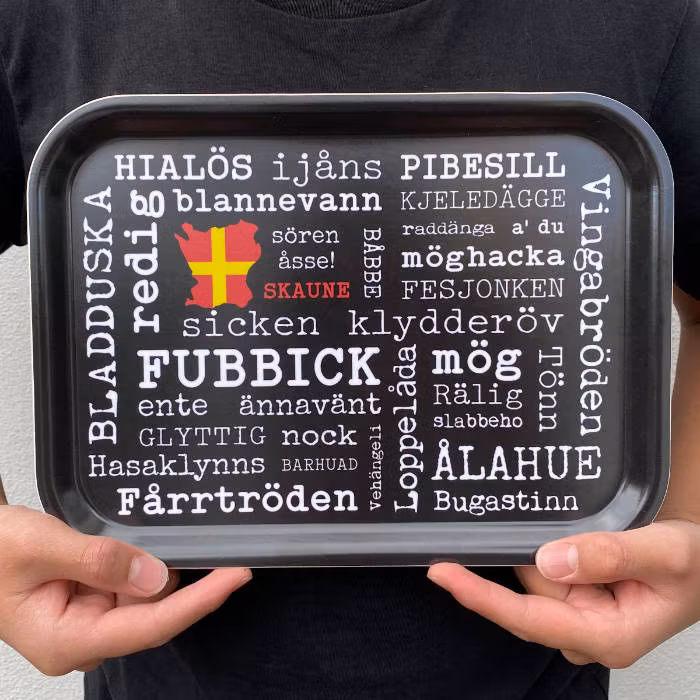 Bricka frukostbricka svart skånska ord